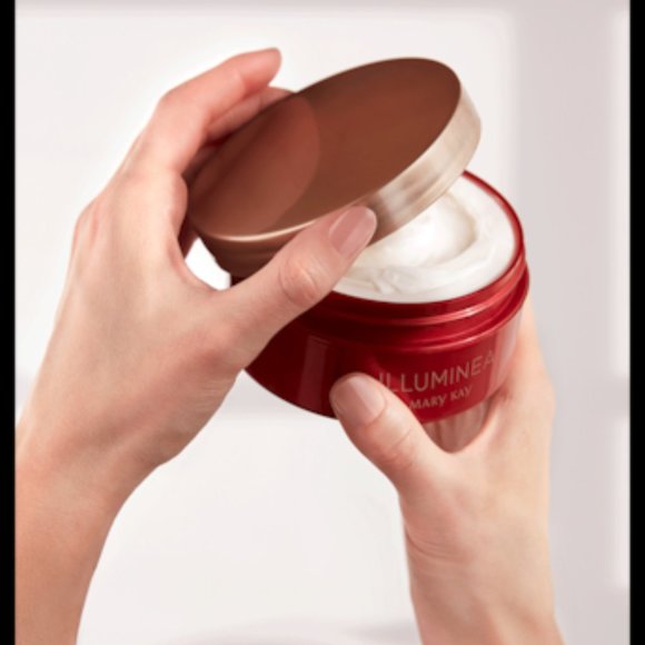 LImited Edition Body Souffle - Illuminea - Mary Kay - Picture 6 of 8